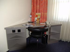 Vand mobila dormitor complet utilat cu toate accesoriile