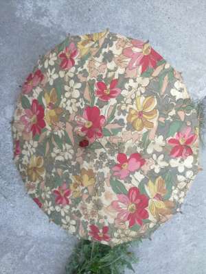 Vand umbrela de soare dama , an 1900, brodata cu maner lemn cires , stare exceptionala