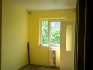 BACAU. Proprietar  Vand urgent apartament 3 camere semidecomandat