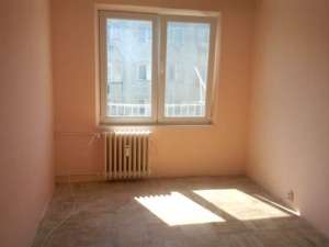 BACAU. Proprietar  Vand urgent apartament 3 camere semidecomandat