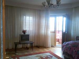 Vand in Bacau apartament cu 2 camere decomandat,  pe Miorita,  etaj 3, 