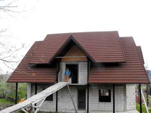execut montaj de tabla tip tigla