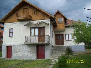 PROPRIETAR VAND CASA IN COMUNA TIGVENI JUD. ARGES ZONA DE DEAL DEOSEBITA.