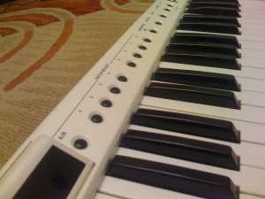 vand keybord roland ax7 si modul de sunet yamaha tx81z stare aproape impecabila cu incarcat cu tonur