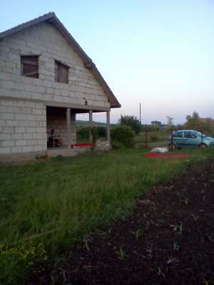 CASA IN ROSU