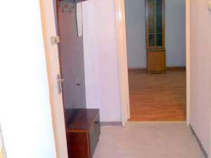 Vand urgent in BACAU - apartament 2 camere semidecomandat ,  zona Piata Sud ,  etaj 2