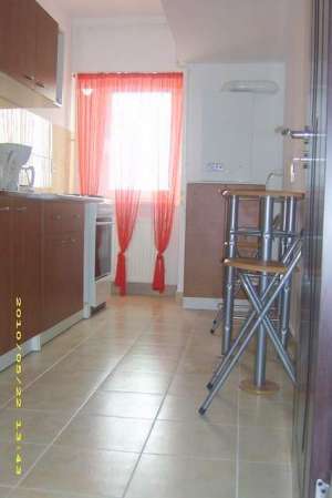Ofer spre inchiriere in BACAU - Apartament 3 camere decomandat de LUX