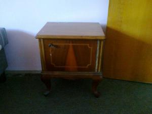 VAND URGENT ,   IEFTIN MOBILA VECHE IN STARE FOARTE BUNA!