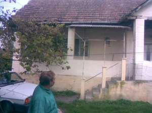 vand casa 48 ari de curte si gradina