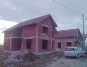 oferta vand casa la rosu la intrare in santandrei pe partea stanga