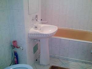 Vand in Bacau apartament 2 camere decomandate,   zona Piata Sud