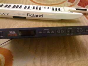 VAND roland ax7 si modul de sunet yamaha tx21z FOARTE PUTIN FOLOSITE!!!