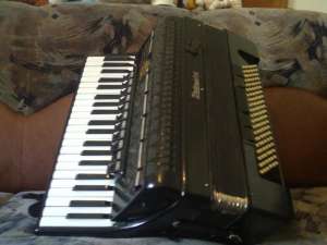 Vand Acordeon Weltmeister meteor 120 basi si registrii + husa nou nouta