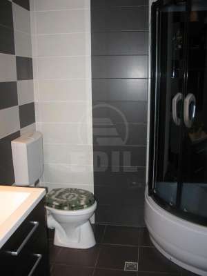 vand apartament 3 camere