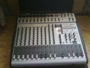vAND MIXER CU AMPLIF pHONIC 1860