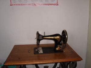 Vand masina de cusut original marca SINGER in stare impecabila din anii 1800, 