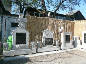 monumente funerare