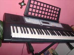 vand orga yamaha psr-e213 pret 800 ron negociabil