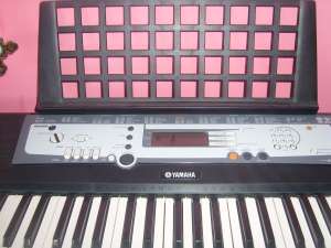vand orga yamaha psr-e213 pret 800 ron negociabil
