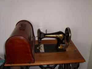 Vand masina de cusut original marca SINGER in stare impecabila din anii 1800, 