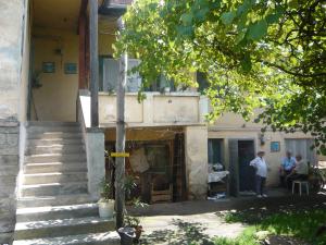 Vind apartament trei camere in vila cu curte,   Nasaud zonacentrala