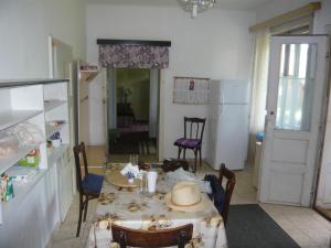 Vind apartament trei camere in vila cu curte,   Nasaud zonacentrala