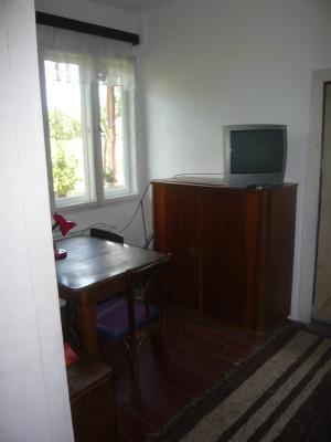 Vind apartament trei camere in vila cu curte,   Nasaud zonacentrala