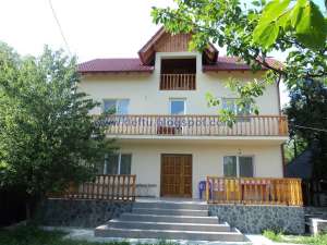 VANZARE CASA DE VACANTA  DE LUX IN BADENI-RUNCU,   LA POALELE MUNTILOR LEAOTA