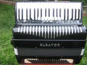 Vand acordeon Elkavox,  120 basi.