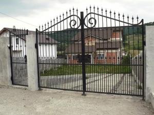 Bacau!! Vand vila P+1+M la rosu in comuna Margineni,   cu o suprafata utila de 658 mp
