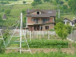 Bacau!! Vand vila P+1+M la rosu in comuna Margineni,   cu o suprafata utila de 658 mp