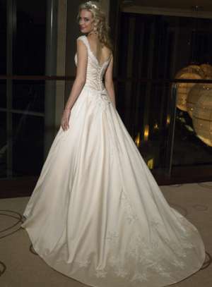 Vand rochie mireasa Maggie Sottero-Charlene 36-40,    crem f deschis,    trena cu sist prindere
