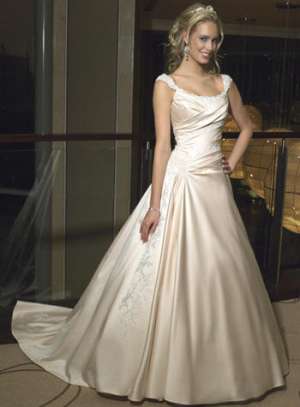 Vand rochie mireasa Maggie Sottero-Charlene 36-40,    crem f deschis,    trena cu sist prindere