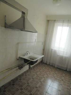 Bacau. Vand apartament 3 camere decomandat,  zona Narcisa,  cu balcon