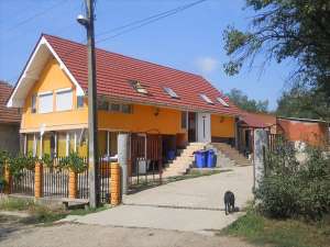 vand casa cu etaj plus balta de pescuit