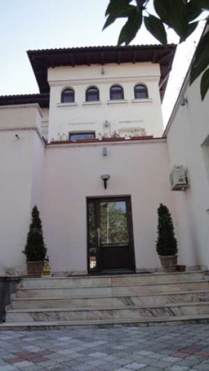 De inchiriat vila reprezentativa in zona Calea Plenvei,  compartimentata in 24 camere,  D+P+1+M,  su