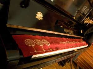 Vand pianina August Forster cu blazoane regale