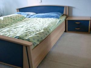 dormitor plus comoda,    mobilier,    masuta