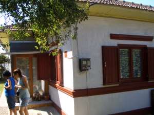 Vand casa la curte