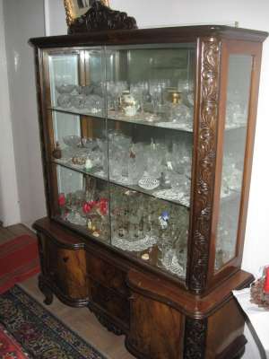 Vand mobilier sufragerie din lemn de nuc,  sculptat manual,  din 1945,  stare impecabila,  nerecondi