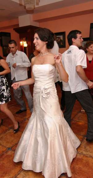 Vand rochie mireasa deosebita eleganta,        ieftin,        accesorii incluse