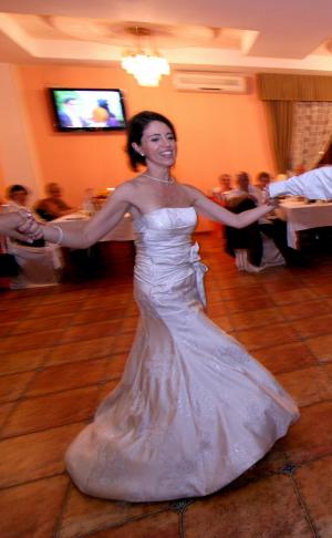 Vand rochie mireasa deosebita eleganta,        ieftin,        accesorii incluse