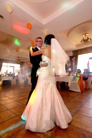 Vand rochie mireasa deosebita eleganta,        ieftin,        accesorii incluse