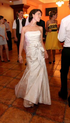 Vand rochie mireasa deosebita eleganta,        ieftin,        accesorii incluse
