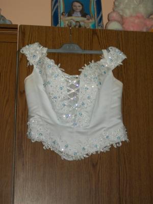 vand rochie mireasa alb in combinatie cu bleu