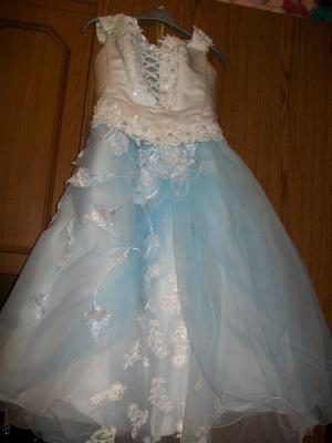 vand rochie mireasa alb in combinatie cu bleu