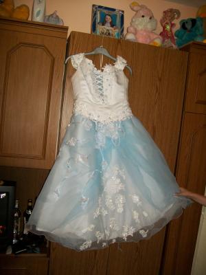 vand rochie mireasa alb in combinatie cu bleu
