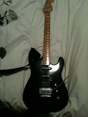 vand chitara SQUIER @ STRATOCASTER in stare buna cu floyd rose