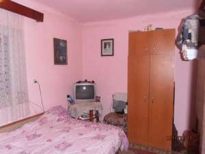 VAND,  IN ORASUL BACAU,  CASA DIN CARAMIDA CU 6 CAMERE