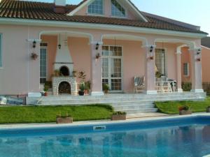 Vila cu piscina pe malul lacului